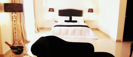 Minibar, individually decorated, individually furnished, desk