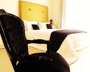 Minibar, individually decorated, individually furnished, desk - The Aknac Hotel (Accra)
