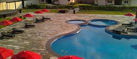Piscine extérieure, parasols de plage, chaises longues