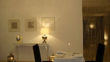 Serviço de café da manhã, almoço, jantar; vistas para a piscina