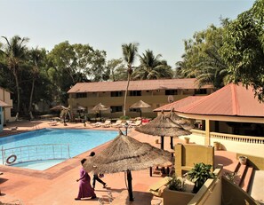 Outdoor pool, pool umbrellas - Badala Park Hotel (Serrekunda)