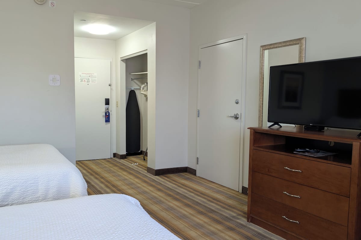 客房, 2 张双人床 | 客房内保险箱、办公桌、笔记本电脑工作区、熨斗/熨衣板