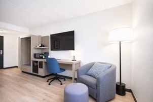 Habitación, 2 camas dobles | Baño | Ducha, artículos de higiene personal gratuitos y secador de pelo