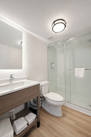 Amenidades de baño gratuitas, secadora de cabello, toallas, jabón