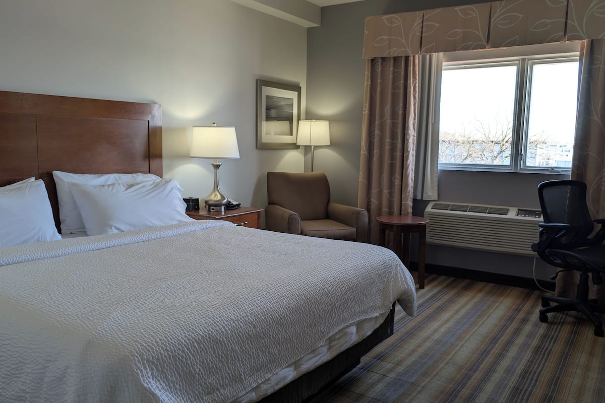 客房内保险箱、办公桌、笔记本电脑工作区、熨斗/熨衣板