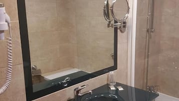 Bathtub, hair dryer, towels