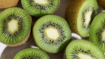 Un conjunt de mitges kiwis disposades sobre una superfície.