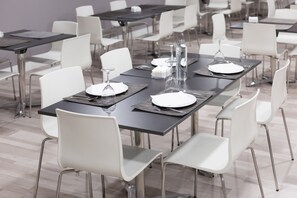 Breakfast, lunch and dinner served - Hotel Familia Conde (Huelva)