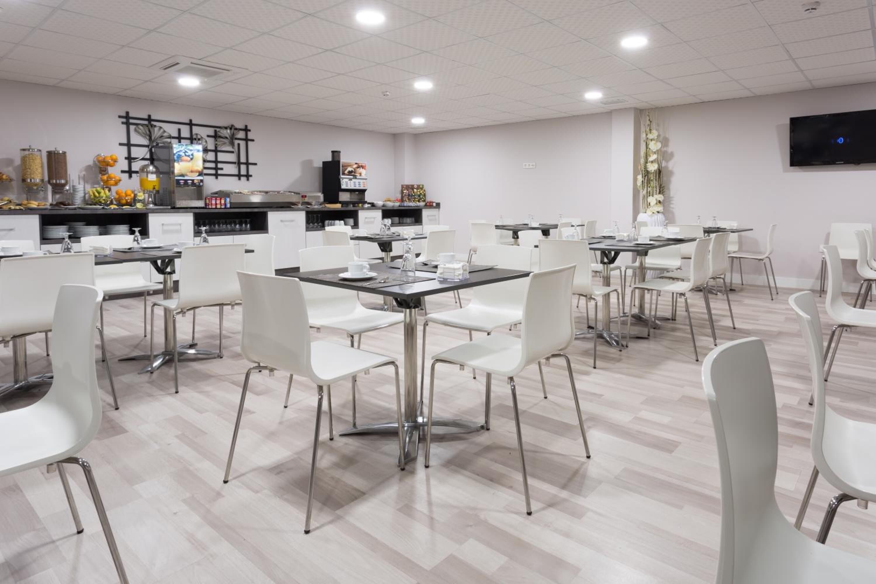 Serveert ontbijt, lunch, diner, Mediterrane gerechten 