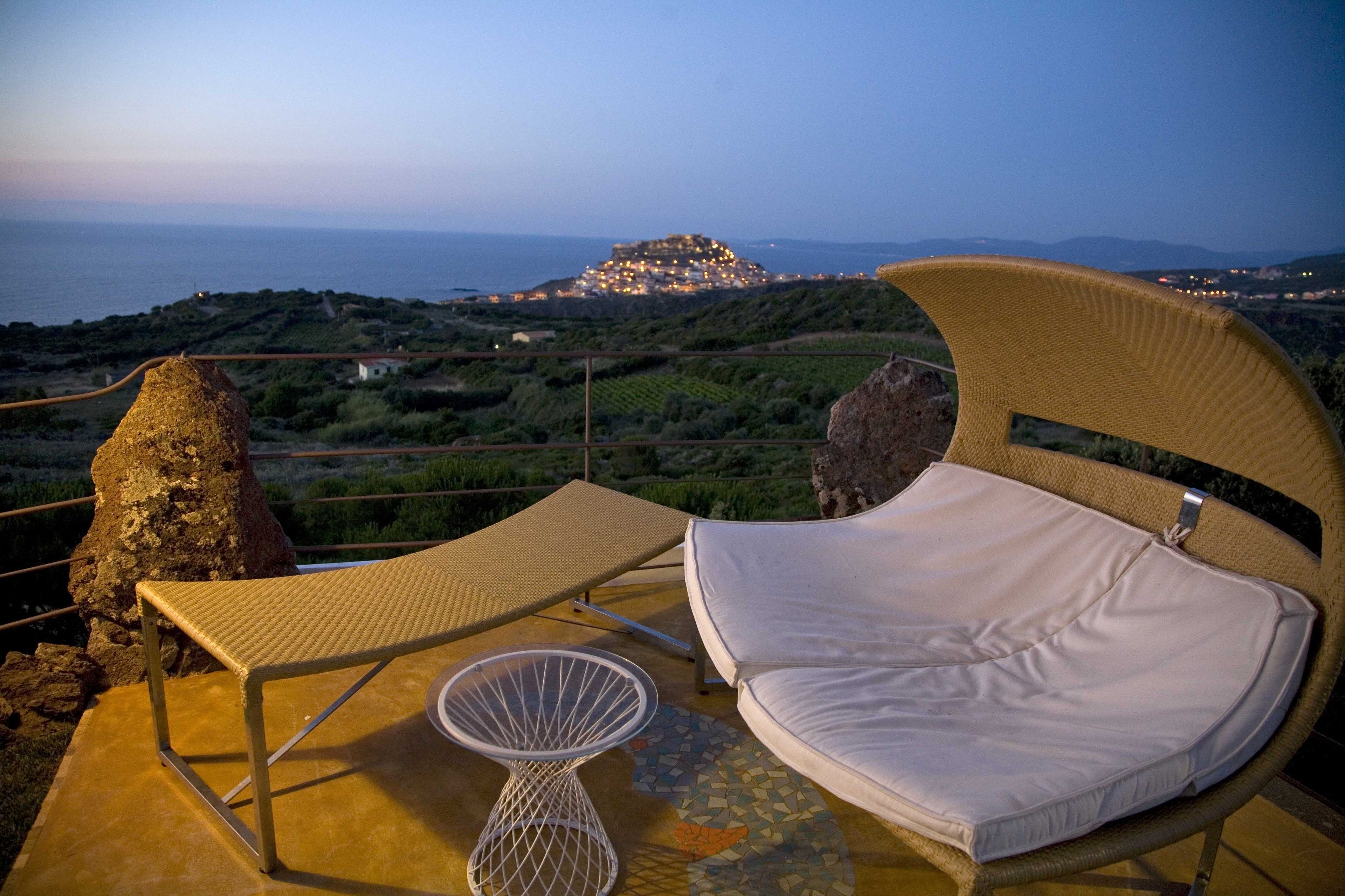 Piscine extérieure, parasols de plage, chaises longues