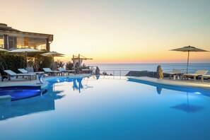 Outdoor pool, pool umbrellas, sun loungers - Bajaloglia Resort (Castelsardo)