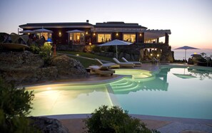 Outdoor pool, pool umbrellas, sun loungers - Bajaloglia Resort (Castelsardo)