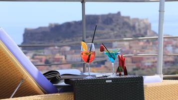 Quầy bar bên hồ bơi