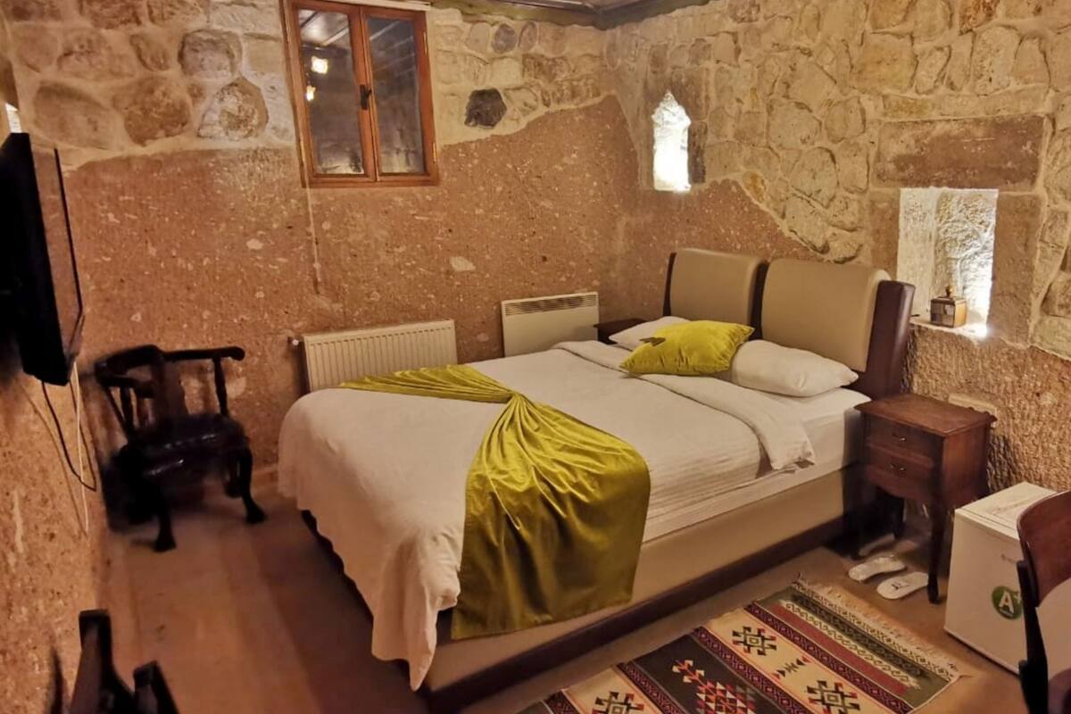 Minibar, desk, laptop workspace, free WiFi