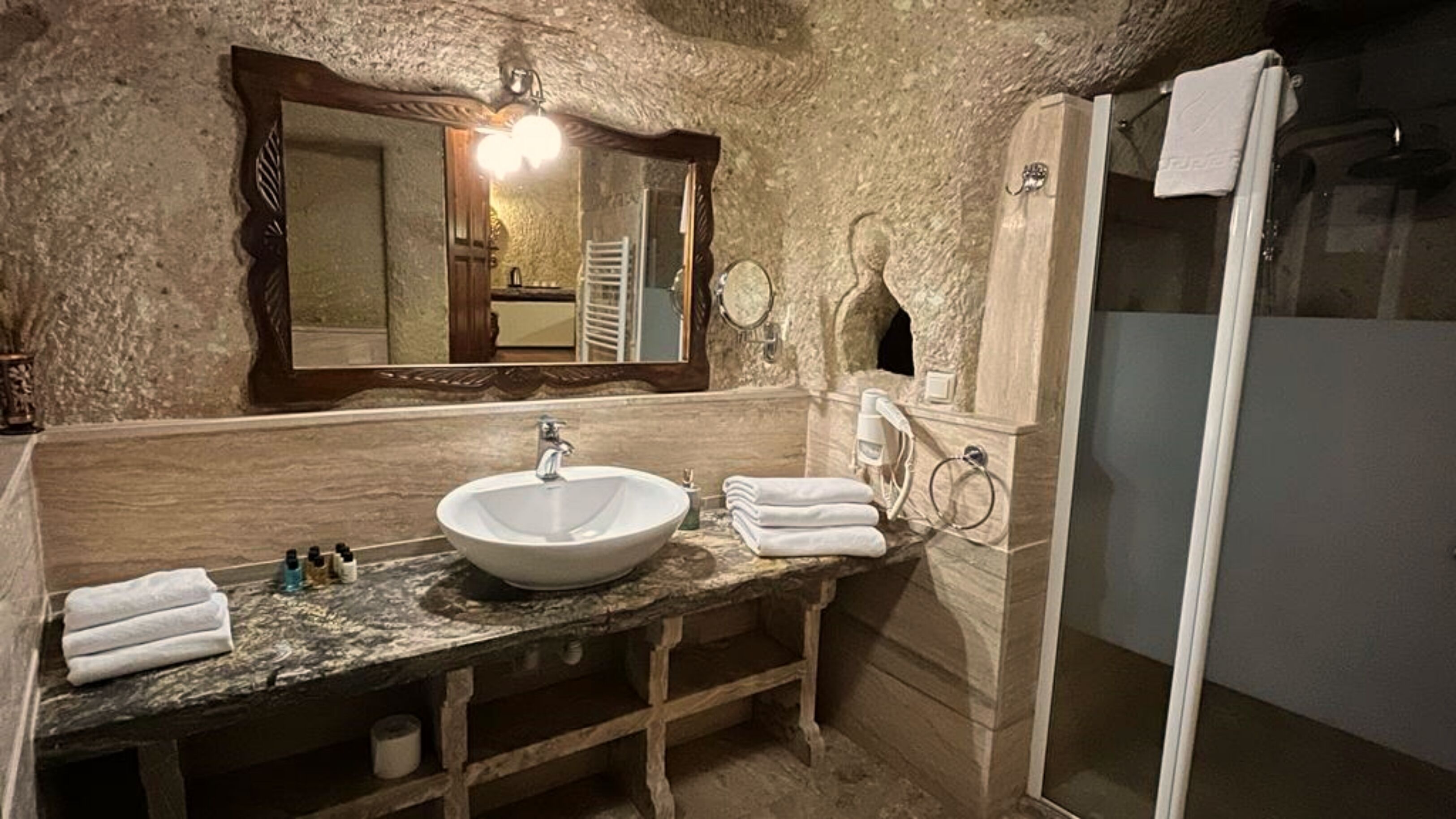 shower, rainfall showerhead, free toiletries, hair dryer