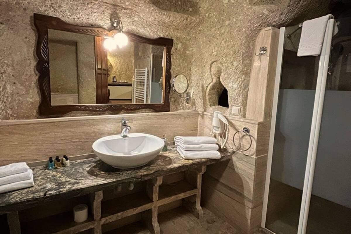 shower, rainfall showerhead, free toiletries, hair dryer