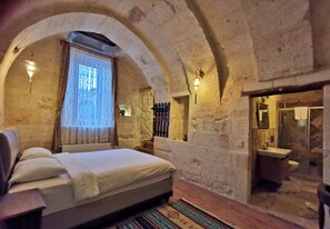 Minibar, individually decorated, individually furnished, desk