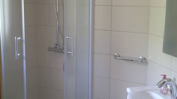 Comfort Twin Room | Bathroom | Shower, rainfall showerhead, free toiletries, hair dryer