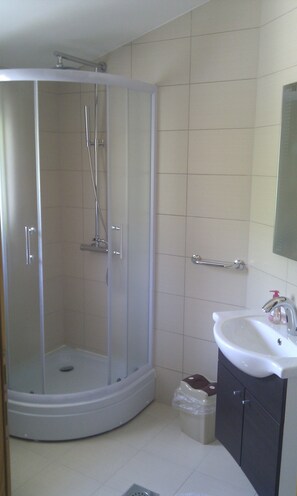 Comfort-Zweibettzimmer | Badezimmer | Dusche, Regendusche, kostenlose Toilettenartikel, Haartrockner