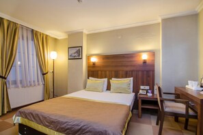 Sengetøy av topp kvalitet, senger med overmadrass og safe på rommet