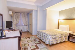 Premium bedding, pillowtop beds, in-room safe, desk - Grand Gebze Hotel (Gebze)
