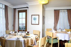 Ze serveren er ontbijt, lunch en diner 