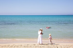 Una playa cerca, arena blanca