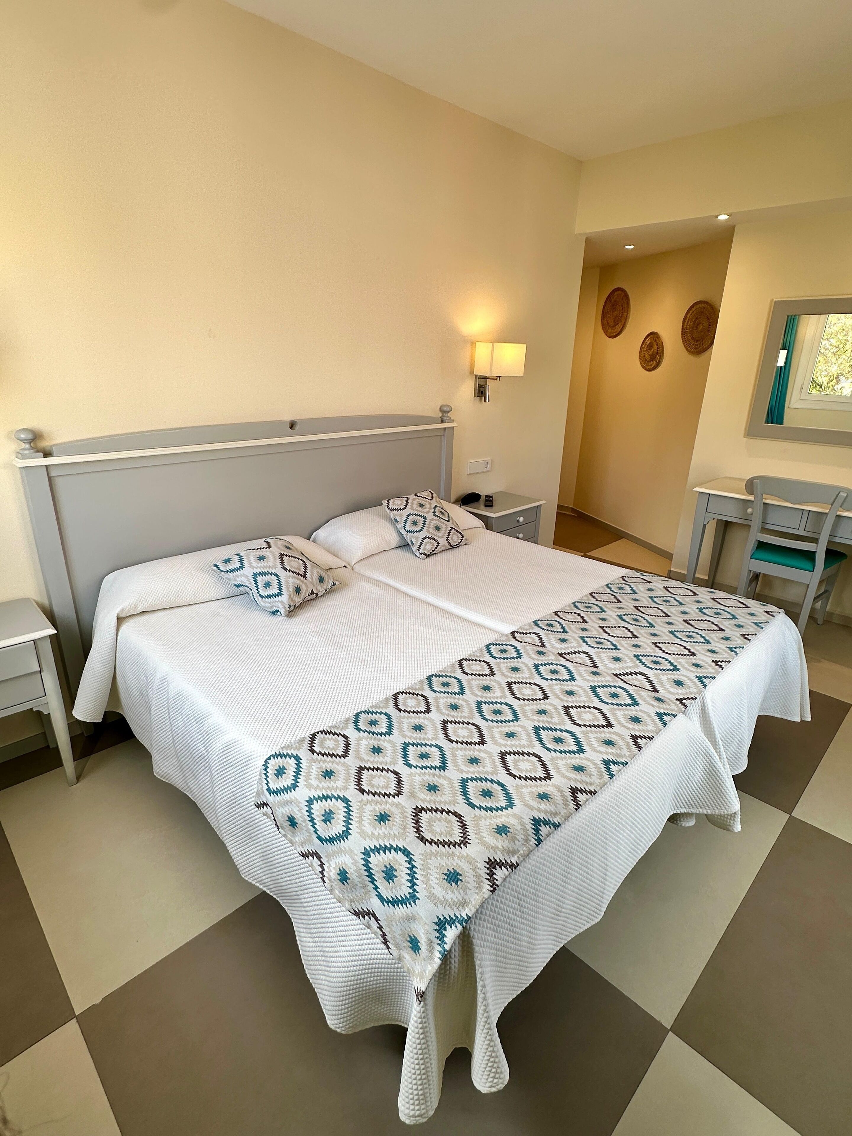 Desk, free cribs/infant beds, free WiFi, bed sheets