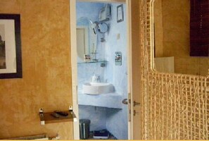 A bathroom with a white sink, mirror, and towel rack. - Fritzi's Art Hotel (Filderstadt)