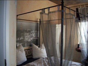 Double Room | Individually furnished, desk, free WiFi, bed sheets - Fritzi's Art Hotel (Filderstadt)