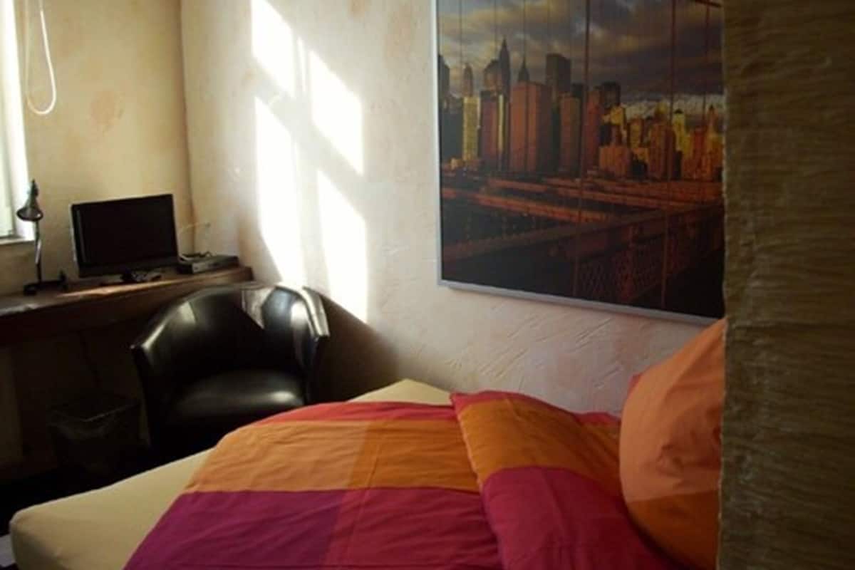business single room, 1 single bed | individually furnished, desk, free wifi, bed sheets