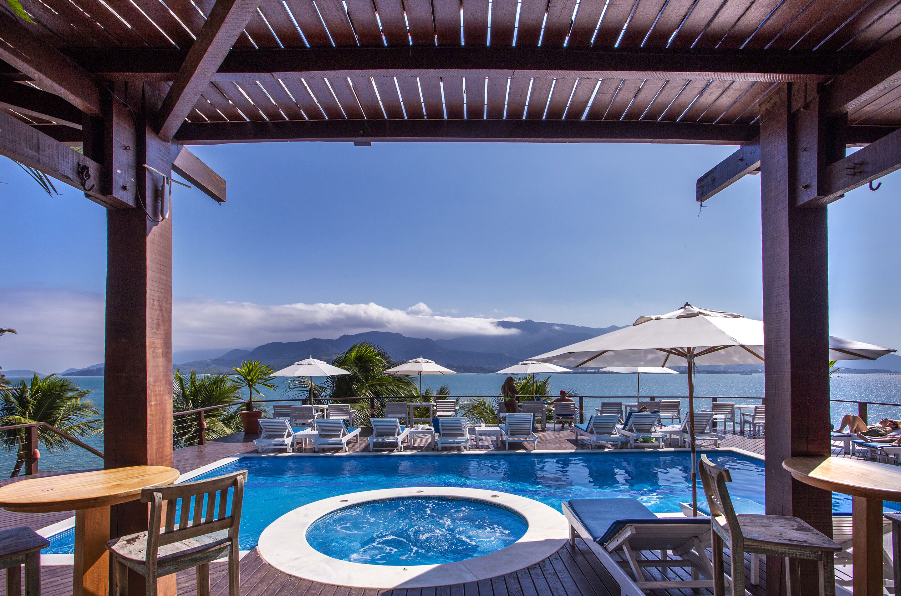 Piscina externa, guarda-sóis, espreguiçadeiras