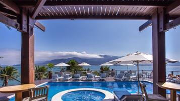 Piscina externa, guarda-sóis, espreguiçadeiras