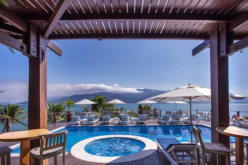 Piscina externa, guarda-sóis, espreguiçadeiras