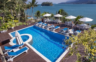 Outdoor pool, pool umbrellas, sun loungers