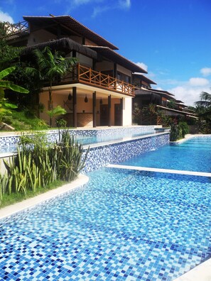 สระว่ายน้ำกลางแจ้ง, เก้าอี้อาบแดดริมสระ