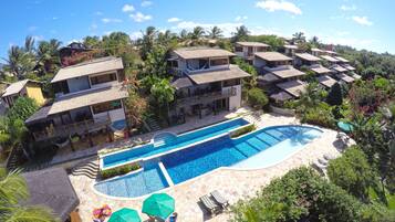 Piscina externa, espreguiçadeiras