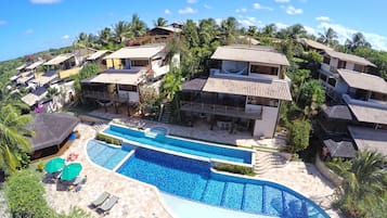 Piscina externa, espreguiçadeiras