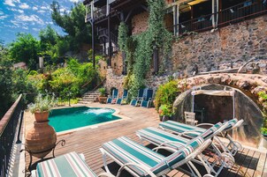 Outdoor pool, pool umbrellas, sun loungers