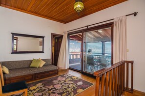 デラックス ヴィラ 2 ベッドルーム | リビング エリア | 液晶テレビ、有料ムービー