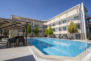 Hồ bơi ngoài trời phục vụ theo mùa 
