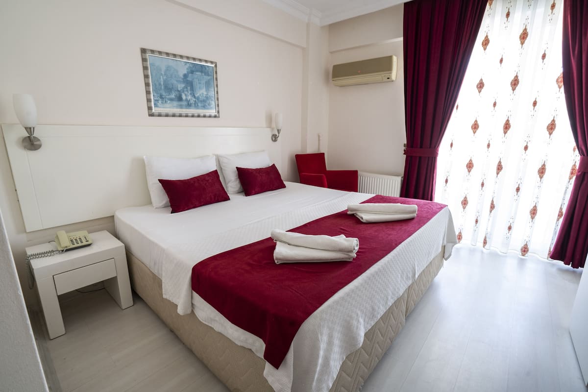 Gebar bulu kapas, katil Select Comfort, bar mini, peti besi dalam bilik