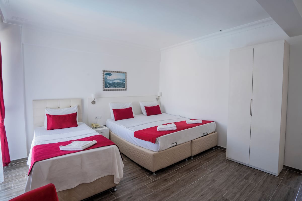 Standard Triple Room, 1 Bedroom | Gebar bulu kapas, katil Select Comfort, bar mini, peti besi dalam bilik