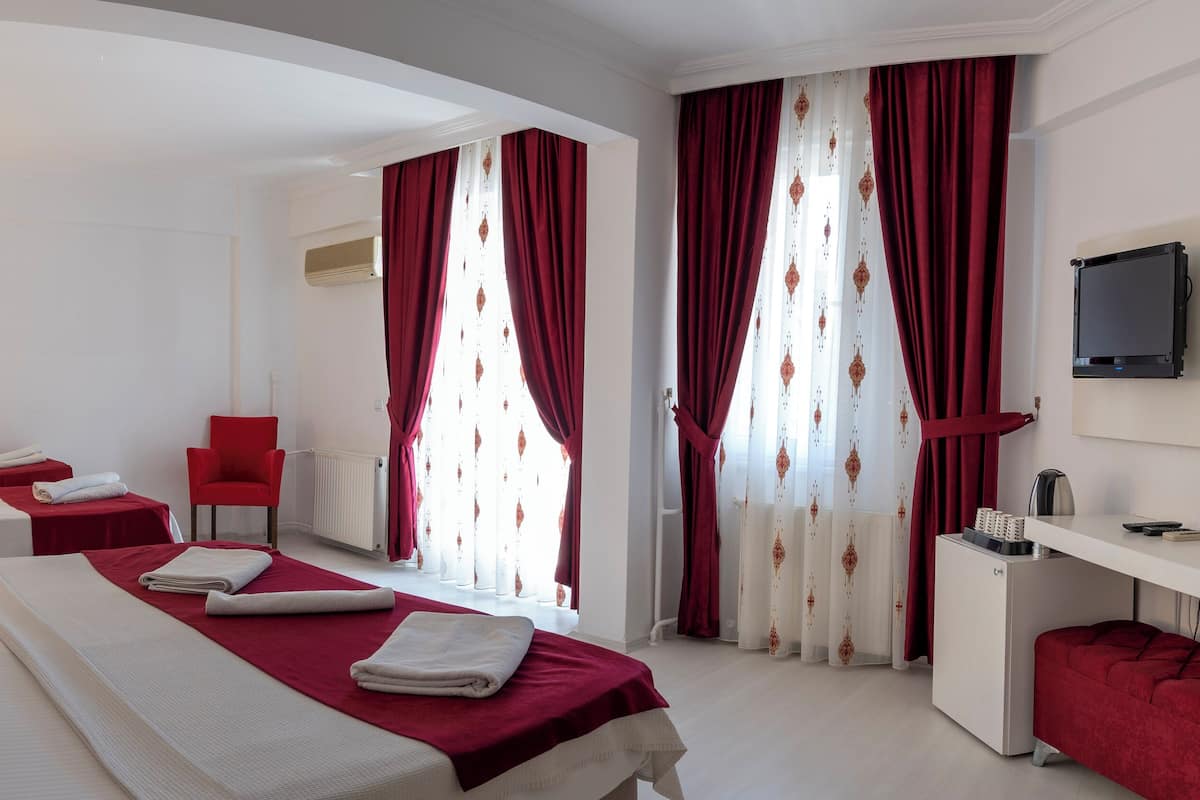 Family Quadruple Room, 1 Bedroom | Gebar bulu kapas, katil Select Comfort, bar mini, peti besi dalam bilik