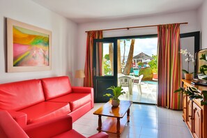 Una televisión de plasma, libros