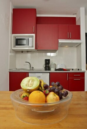 Frigorífico, microondas, placa de cocina y cafetera o tetera
