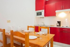 Frigorífico, microondas, placa de cocina y cafetera o tetera