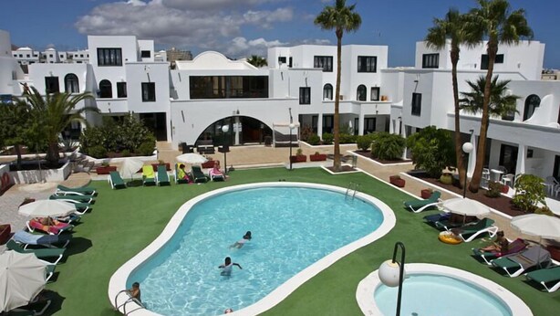 Outdoor pool, pool umbrellas, sun loungers - Apartamentos Sol (Teguise)