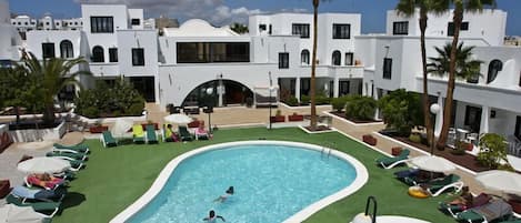 Outdoor pool, pool umbrellas, sun loungers