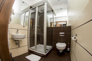 Standard Quadruple Room | Bathroom